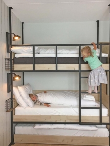 Kids in een stapelbed - Guesthouse Hotel